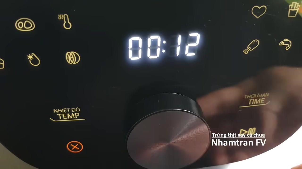 Thịt xay được ướp đều với hành tím và các loại gia vị cơ bản để tăng độ đậm đà.