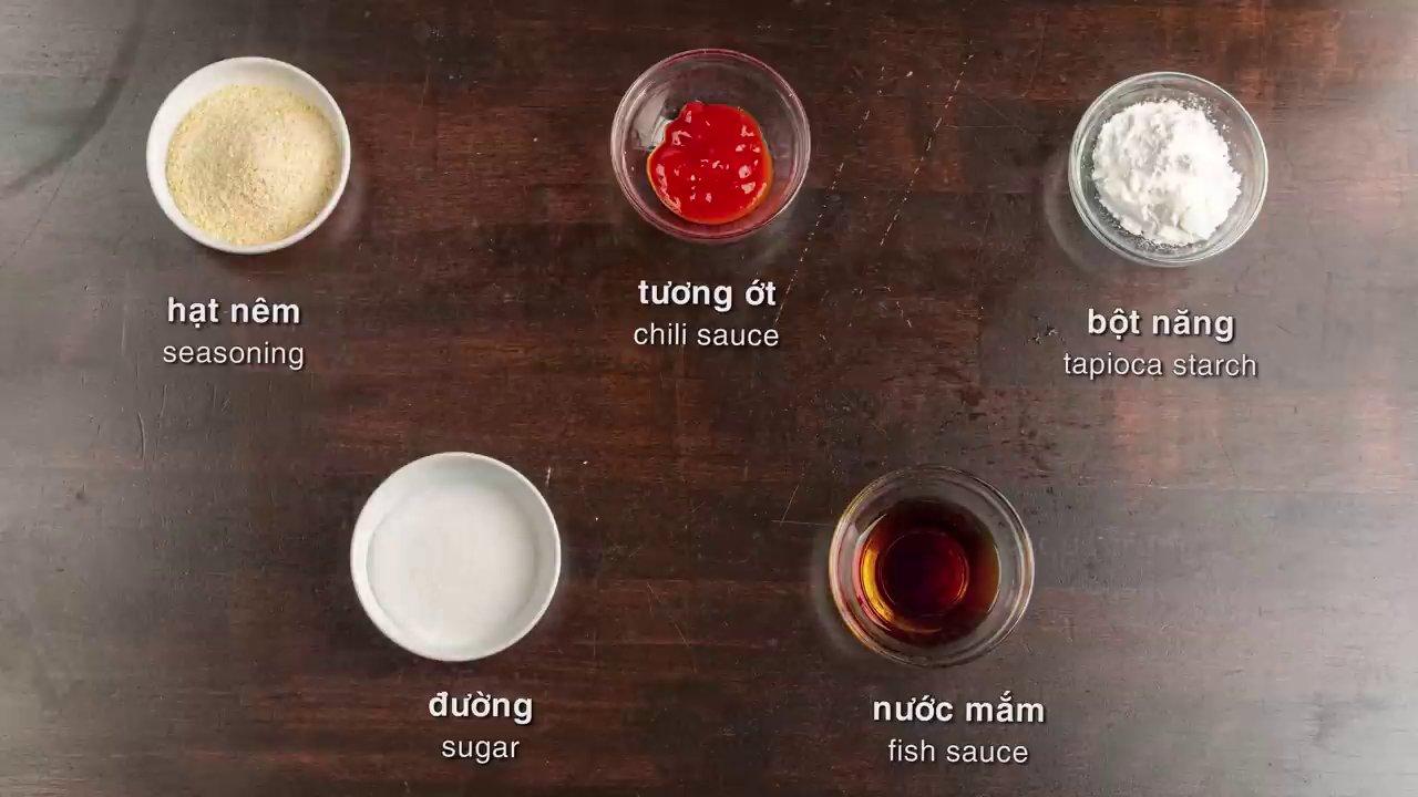 Cắt đôi miếng thịt ba rọi để chuẩn bị áp chảo.