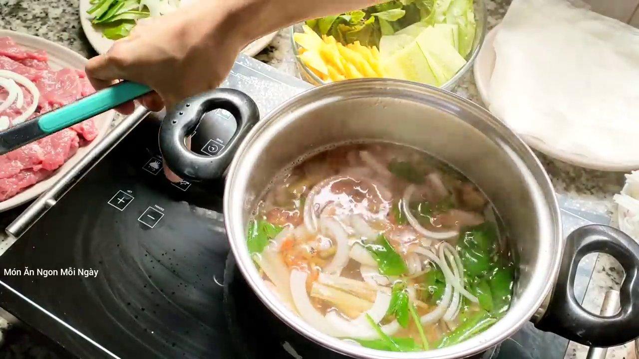 Thành phẩm bò nhúng giấm hấp dẫn với đầy đủ rau sống, bún và chén mắm nêm đặc trưng.