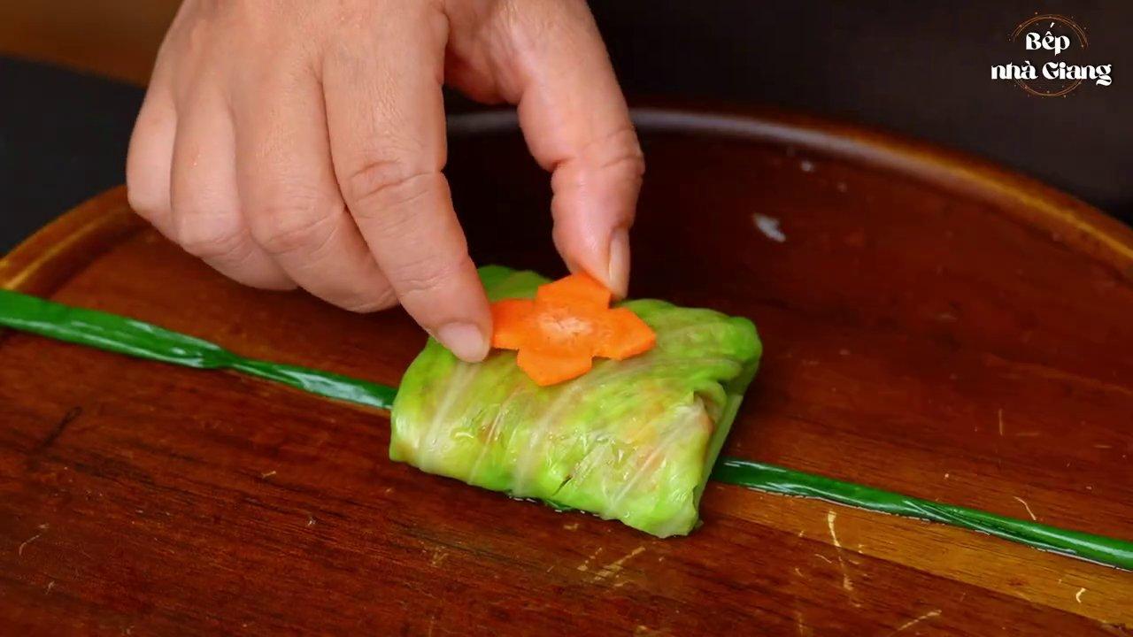 Thịt được rang vàng đều các mặt với lửa vừa, đảm bảo chín tới và không bị cháy.