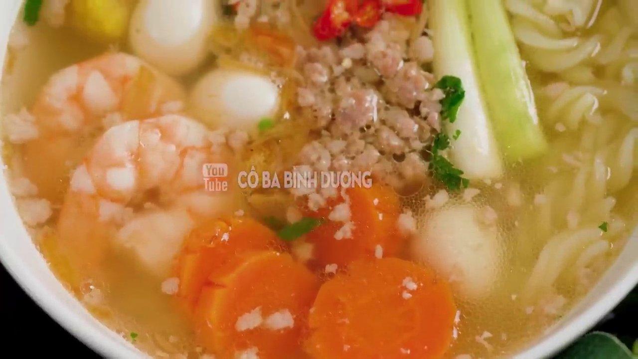 Tô nui thịt bằm hoàn chỉnh với nước dùng nóng hổi, thịt bằm, rau củ và hành lá thơm phức.
