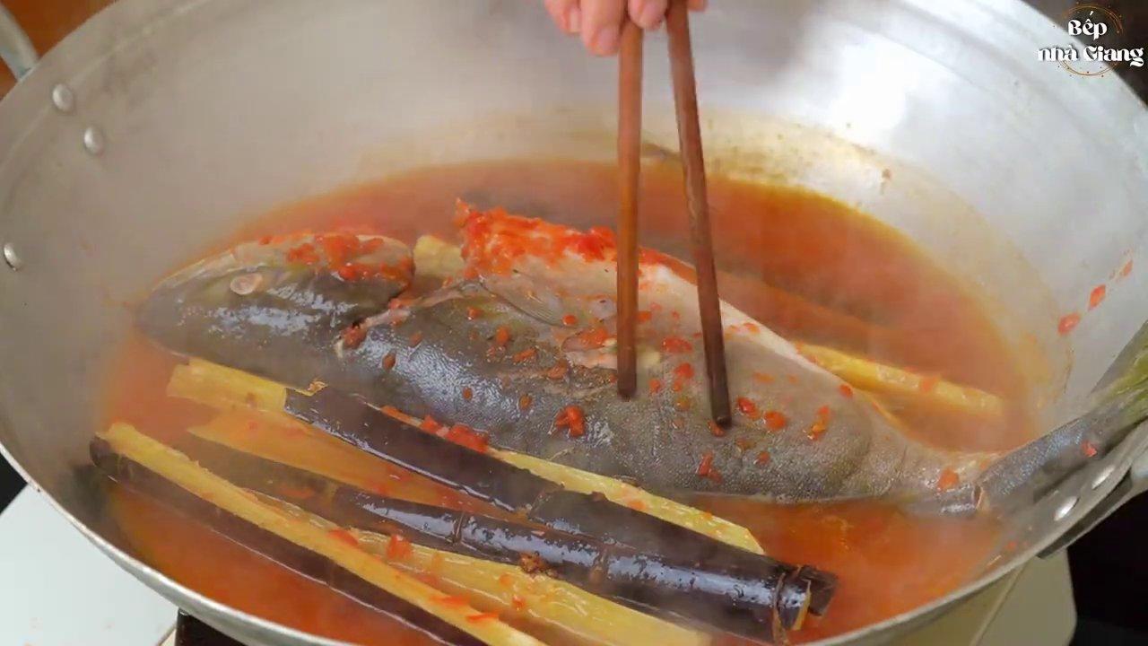 Cá biển tươi được làm sạch và chuẩn bị sẵn sàng cho công đoạn khử tanh.