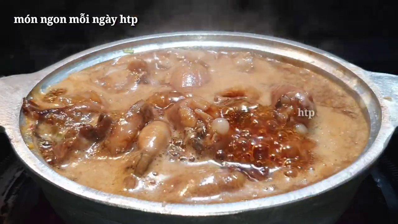 Món ớt khô rim thịt áp hoàn thành với màu sắc hấp dẫn, nước sốt sánh sệt bao quanh từng miếng thịt.