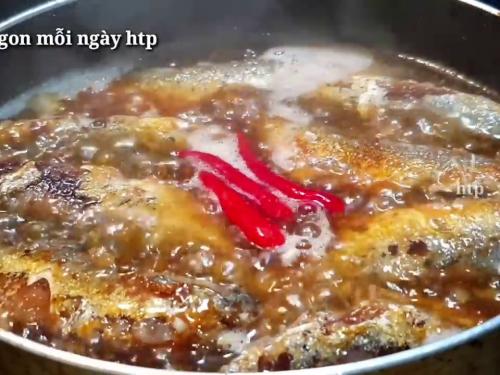 Cá Biển Kho Tộ Thơm Ngon Đậm Đà: Bí Quyết Giữ Cá Chắc Thịt, Nước Sánh Quyện