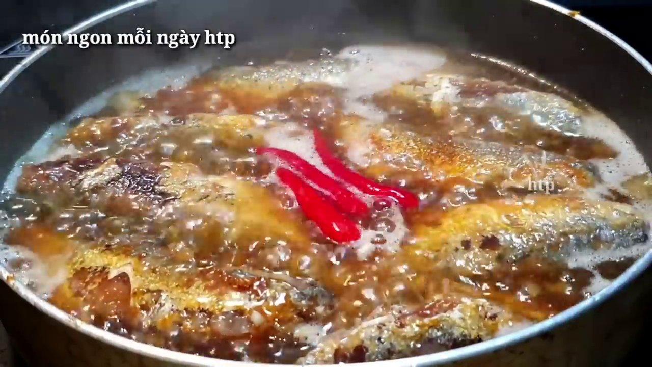 Cá Biển Kho Tộ Thơm Ngon Đậm Đà: Bí Quyết Giữ Cá Chắc Thịt, Nước Sánh Quyện