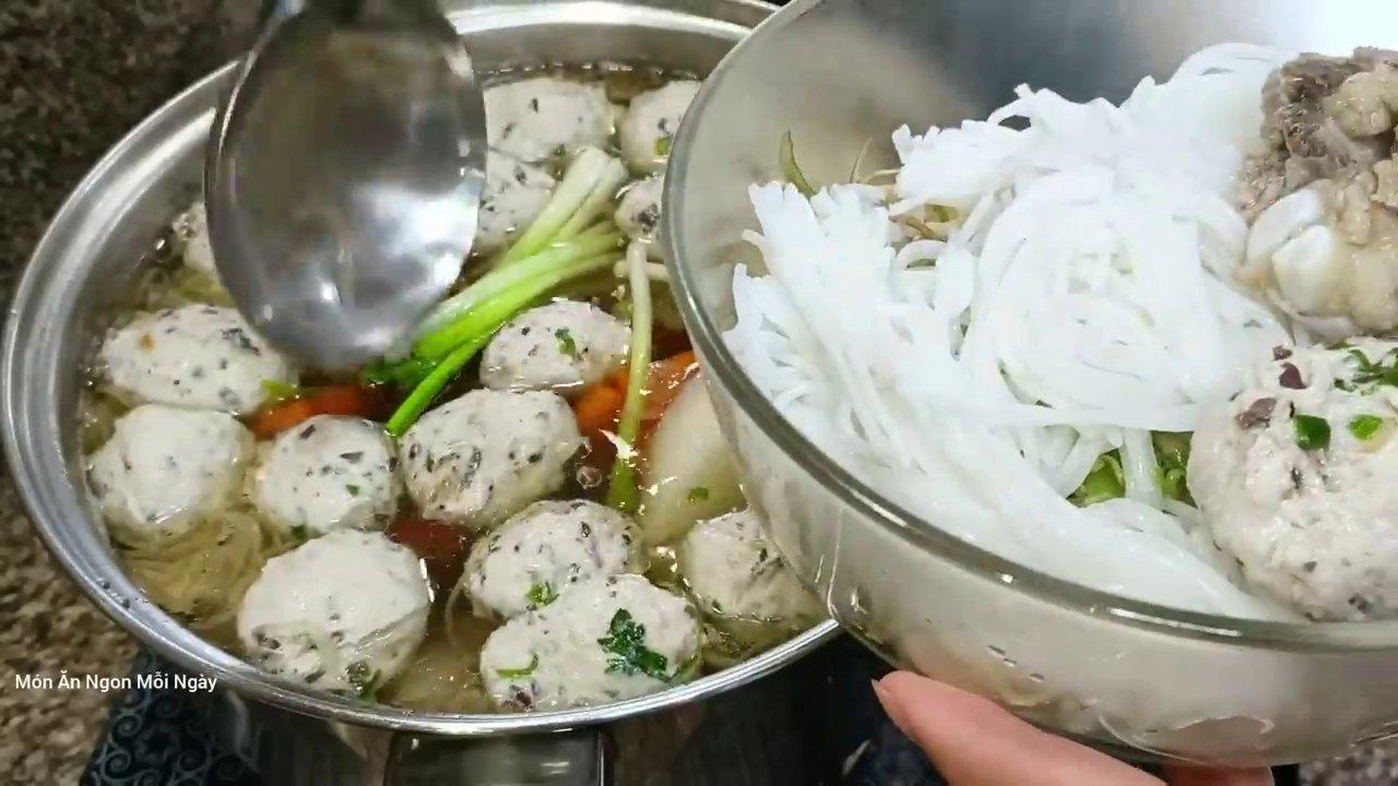 Tô sườn hầm củ cải cà rốt nóng hổi với nước dùng trong vắt, viên giò dai ngon và rau sống tươi xanh.