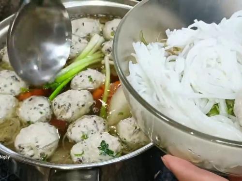 Bí Quyết Nấu Món Sườn Hầm Củ Cải Trắng Cà Rốt Thơm Ngon, Nước Dùng Trong Vắt Cho Bữa Cơm Gia Đình