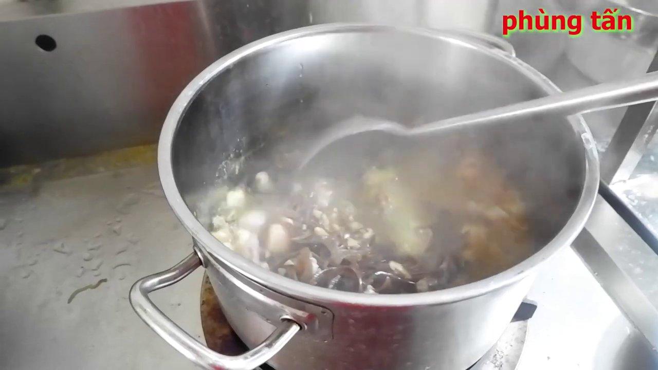 Xào săn thịt gà và chân giò đã ướp để dậy mùi thơm.