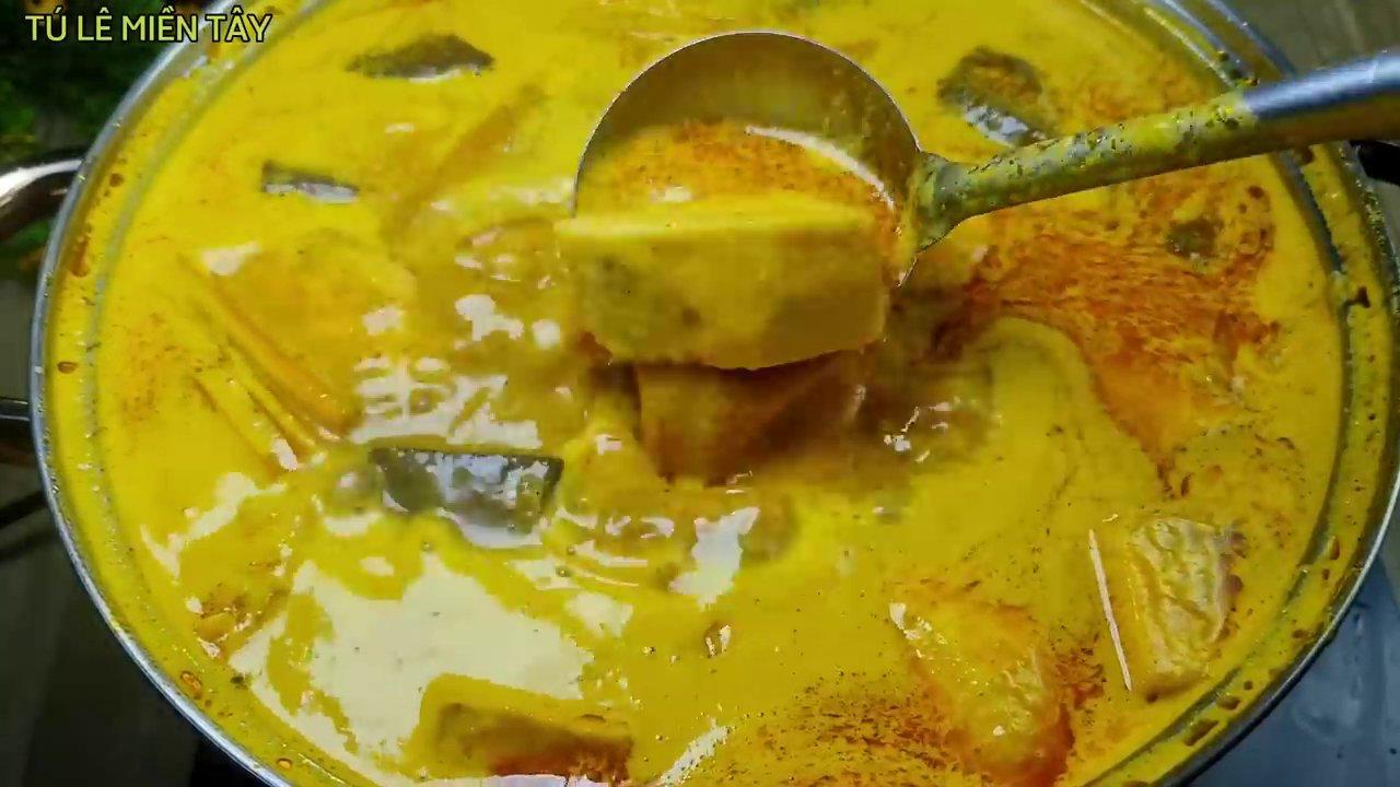 Xào vịt với sả, tỏi, hành tím cho đến khi thịt săn lại và dậy mùi thơm đặc trưng.