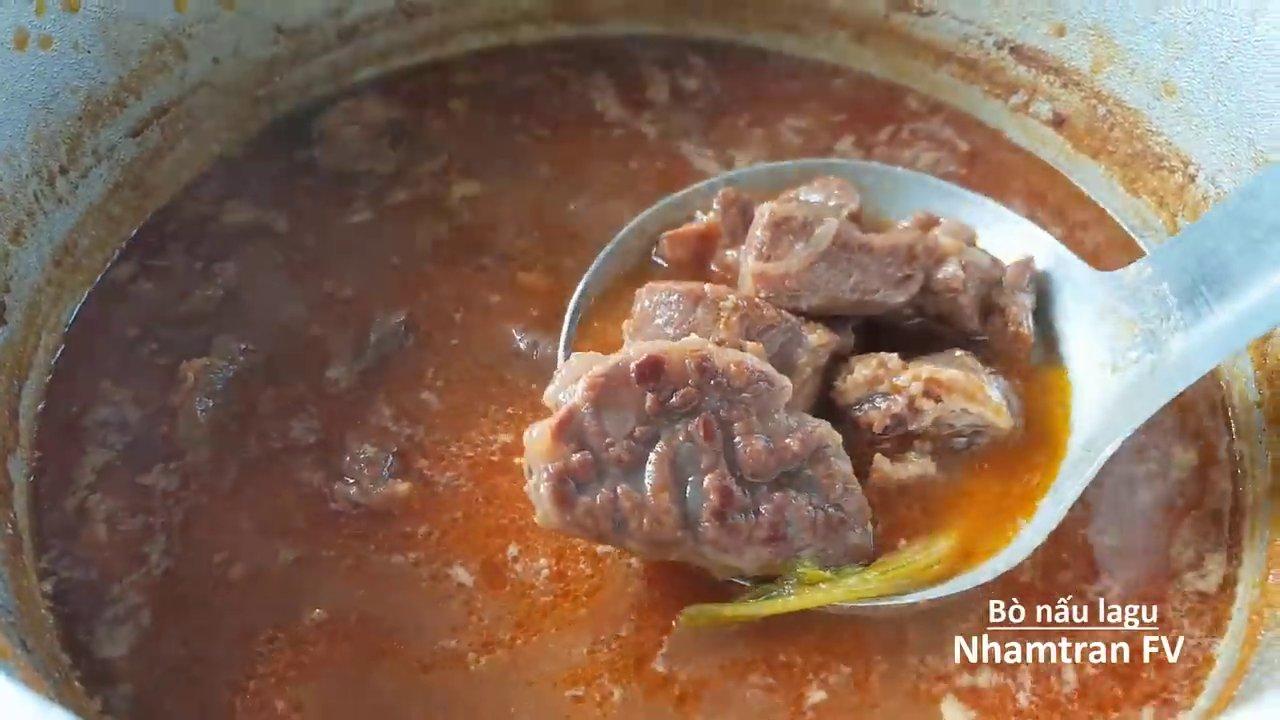 Sốt cà chua đã bám đều và thấm vào những miếng thịt bò, tạo nên màu sắc hấp dẫn.