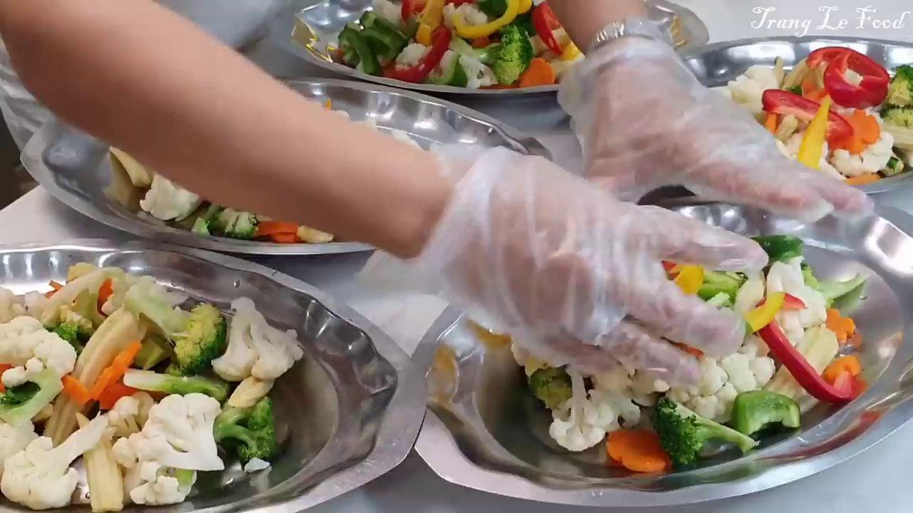 Rau củ sau khi trụng và ngâm nước lạnh có màu sắc rất tươi tắn.