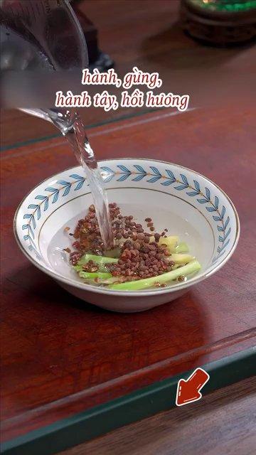 Hành khô, hành tây, thì là và các loại gia vị được bày sẵn trong bát.