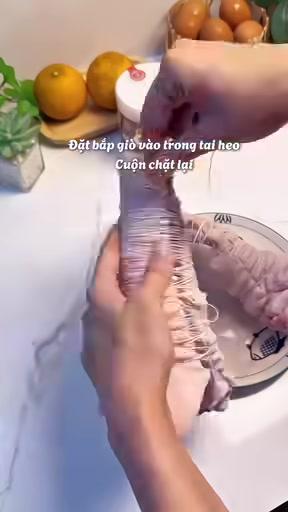 Hình ảnh gia đình quây quần bên mâm cơm, tượng trưng cho sự sum vầy ấm áp.