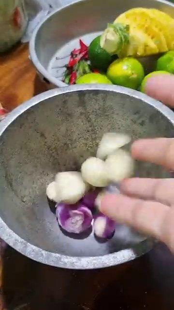 Nguyên liệu được bày ra thớt, sẵn sàng cho các bước tiếp theo.