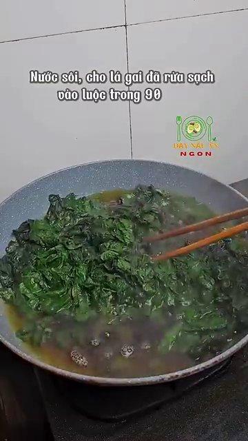 Dùng tay tuốt nhẹ nhàng từng chiếc lá gái khỏi cuống.