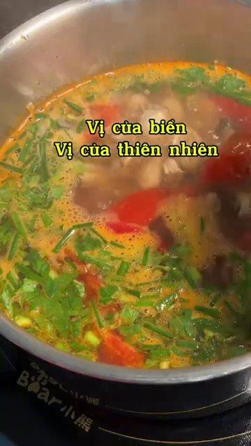 Hình ảnh cận cảnh một con ốc tươi, miệng đóng chặt, vỏ sáng bóng.