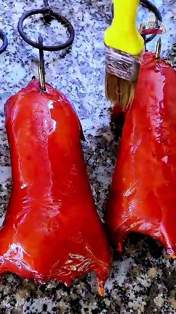 Những con chuột trắng muốt được xếp gọn gàng, chờ được ướp gia vị và treo lên lò quay.