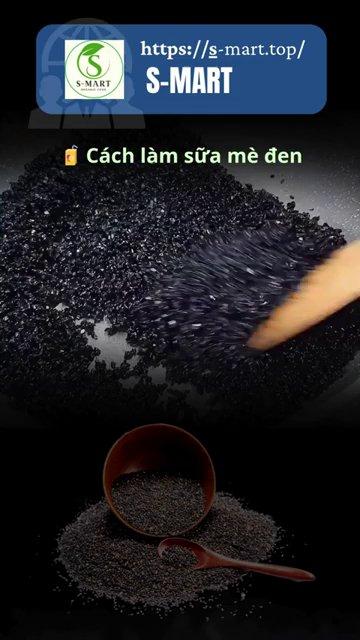 Nguyên liệu gồm mẹ đen, mè đen, sữa đặc và sữa tươi được bày trên bàn bếp.