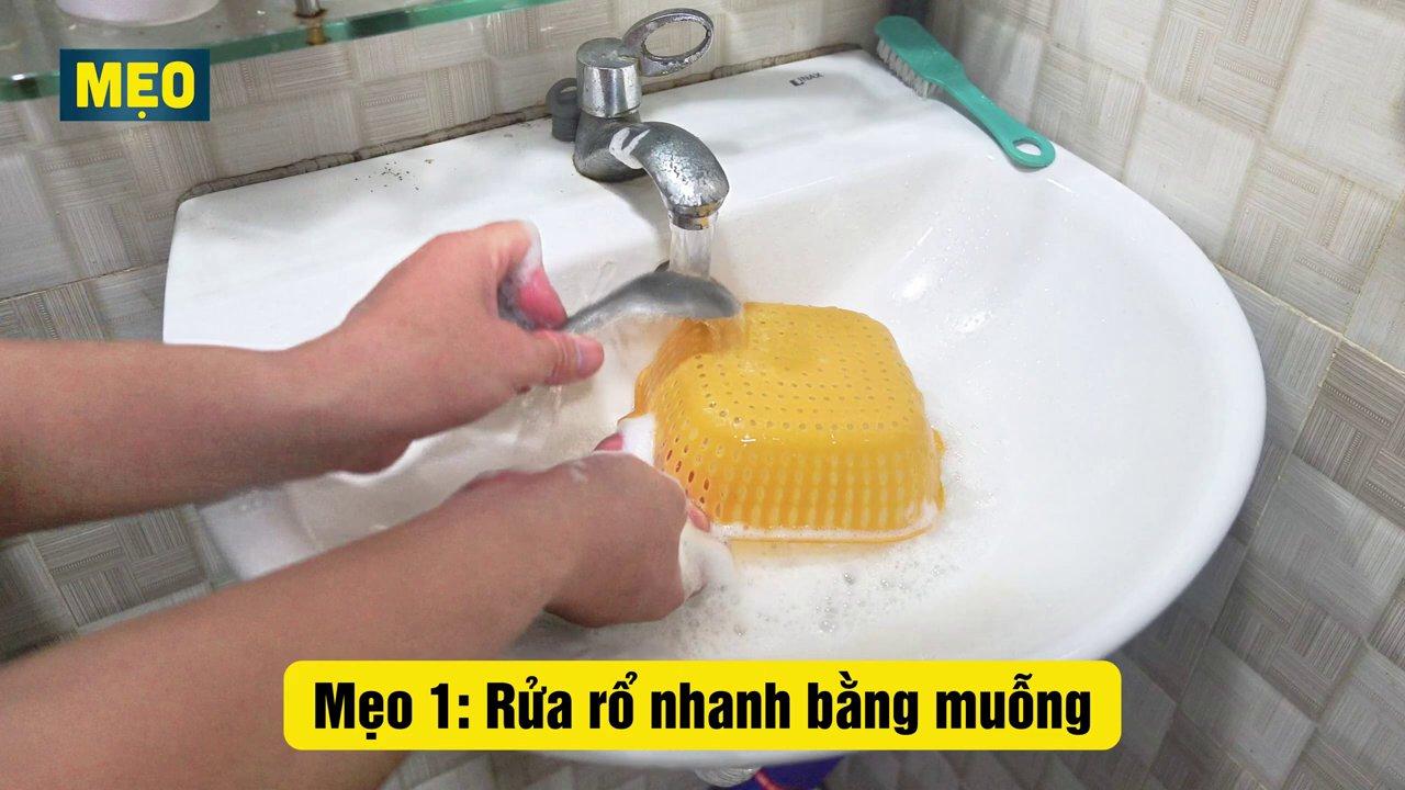 Dùng muôi hứng nước để tạo hiệu ứng vòi sen, nước tỏa đều làm sạch toàn bộ rổ.