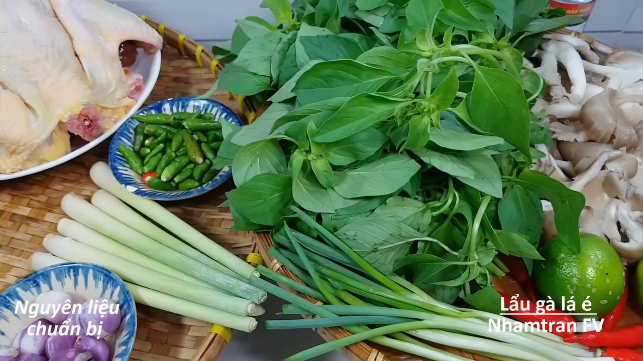 Các nguyên liệu chính cho món lẩu gà lá é: gà, lá é, nấm bầu ngư, măng và các loại gia vị.