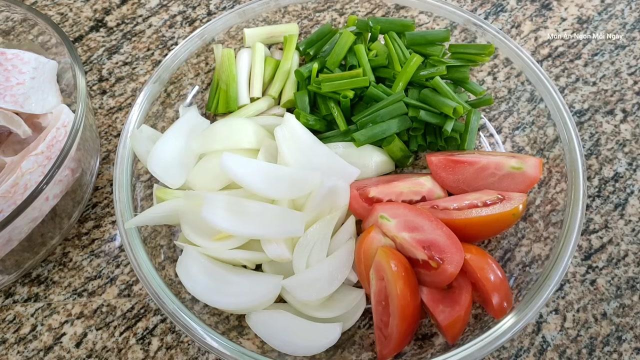 Các nguyên liệu chính đã được sơ chế sẵn sàng: cải chua thái lát, hành tây cắt múi cau và rau cần tách phần cọng, phần lá.