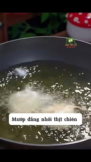 Thành phẩm mức đẳng chiên giòn vàng ươm, bày ra đĩa hấp dẫn, sẵn sàng để thưởng thức.