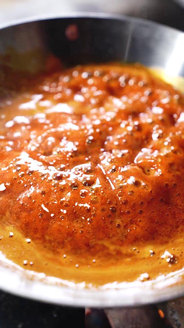 Phần nước mắm trộn gỏi được pha chế từ nước mắm, đường, tỏi ớt, tạo nên vị chua mặn ngọt cân bằng.