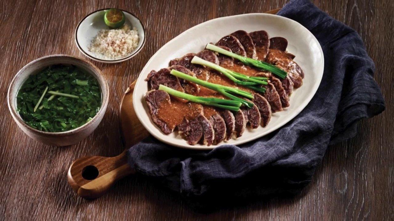 Hình ảnh tô canh dưa chua nấu sườn nóng hổi, màu sắc hấp dẫn với sườn, dưa chua và hành lá.