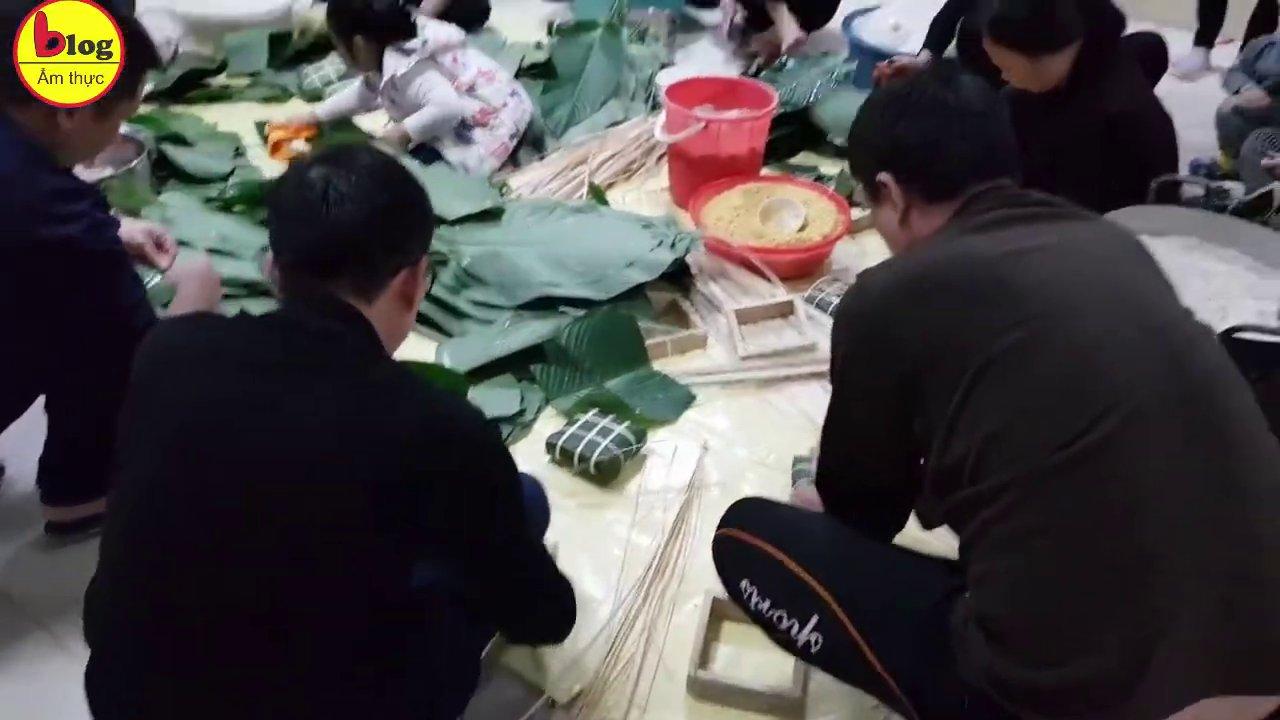 Bánh chưng xanh - biểu tượng ẩm thực không thể thiếu của Tết cổ truyền.