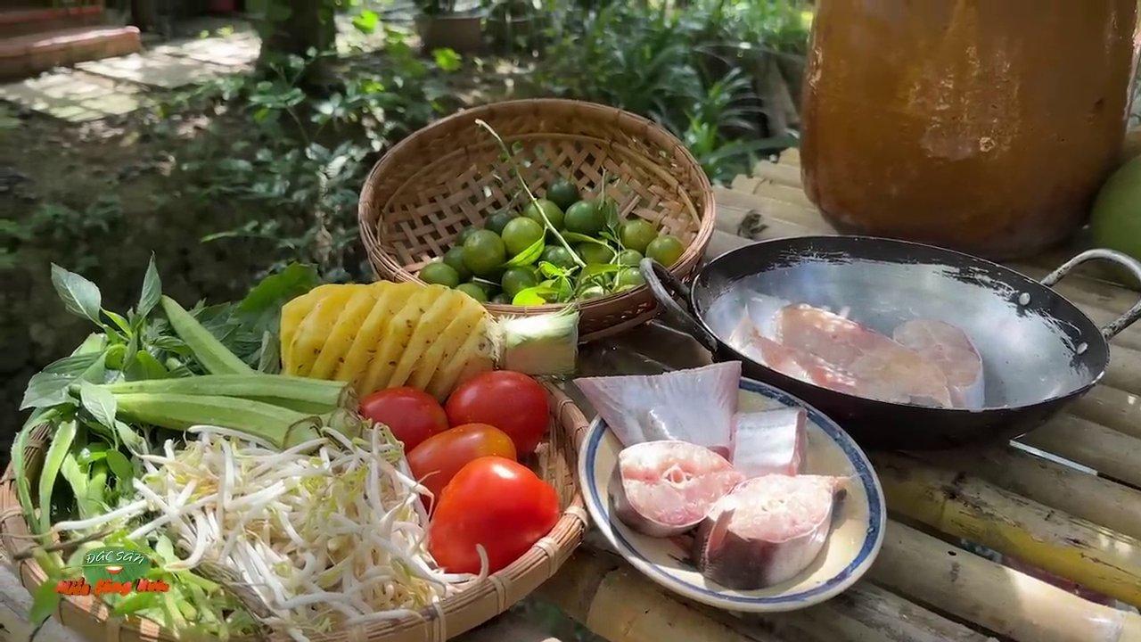 Các nguyên liệu làm món canh chua được sắp xếp gọn gàng: khóm, cà chua, giá, rau thơm.