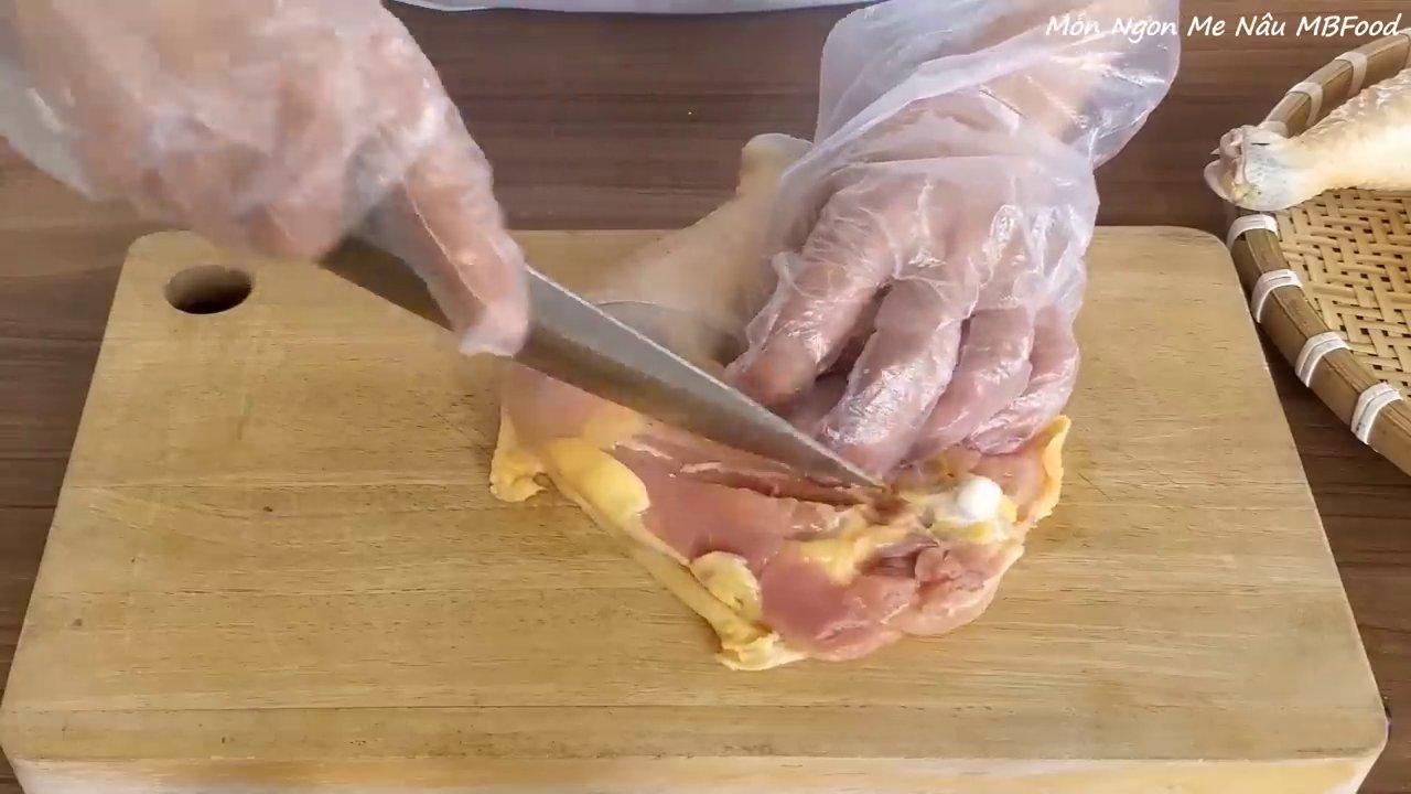 Hai tấm thịt đùi gà sau khi đã được lóc xương một cách khéo léo, nguyên vẹn và dày thịt.