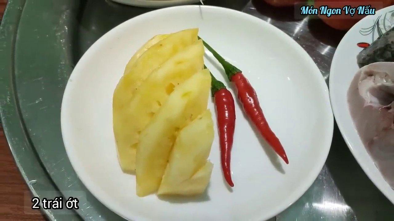 Các nguyên liệu chính cho món canh chua: cá tươi, khóm, cà chua, đậu bắp, giá và rau thơm được bày biện gọn gàng.