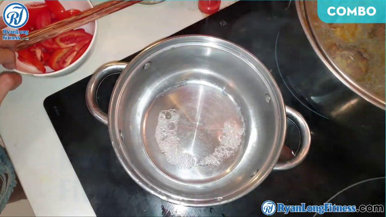 Cá thu được chiên sơ qua với dầu nóng để giữ độ săn chắc.