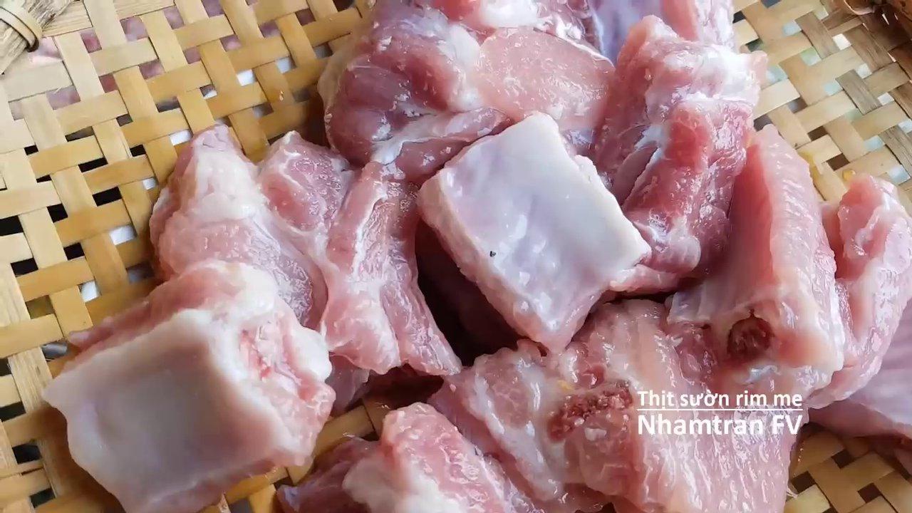 Sơ chế sườn bằng nước muối giúp loại bỏ tạp chất và khử mùi hiệu quả.