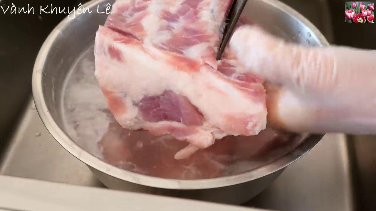 Sườn sau khi ngâm nước nóng được cắt thành những miếng vừa ăn, sẵn sàng cho công đoạn ướp gia vị.