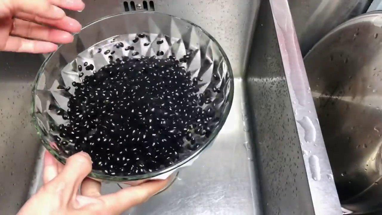 Vo rửa và loại bỏ những hạt đậu lép nổi trên mặt nước.