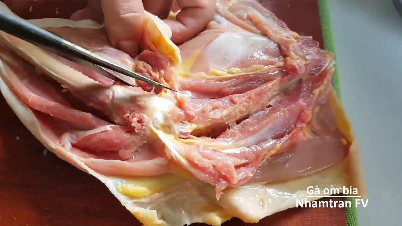 Thịt gà đã được lọc xương cẩn thận, sẵn sàng cho công đoạn ướp gia vị.