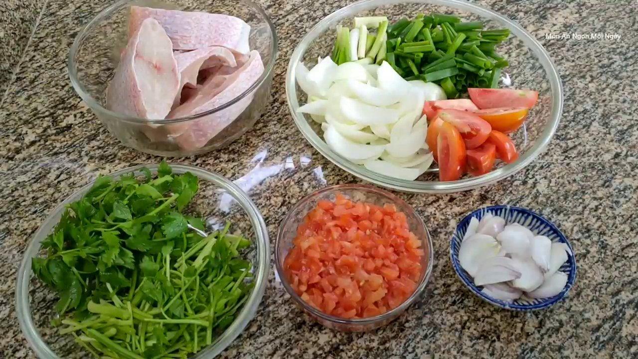 Hành tím, cải chua và cà chua được xào thơm lừng trong nồi, tạo nên nền hương vị chua cay đặc trưng cho món ăn.