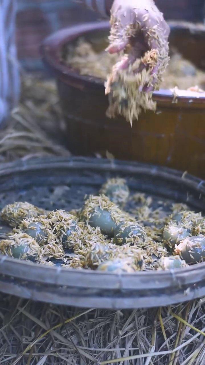 Công đoạn trộn bom thùa tươi với vỏ trấu để làm sạch một cách tự nhiên.