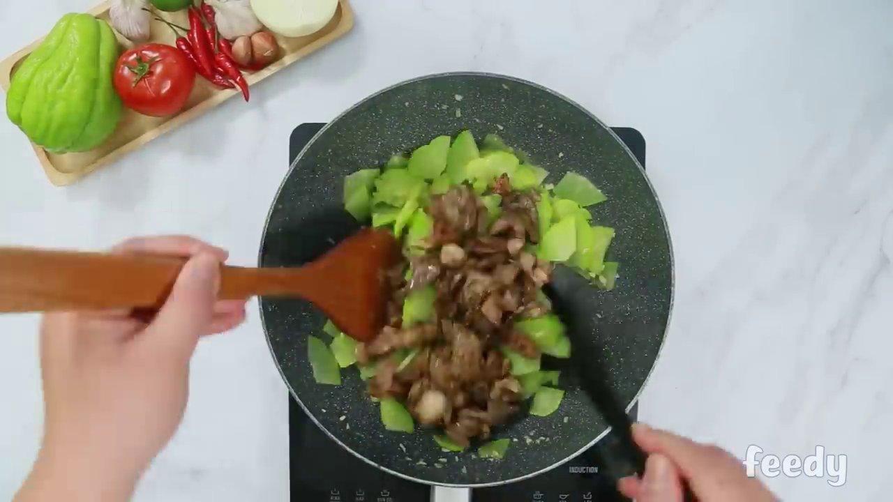 Bát gia vị nhỏ được chuẩn bị gọn gàng với muối, bước khởi đầu cho hương vị đậm đà.