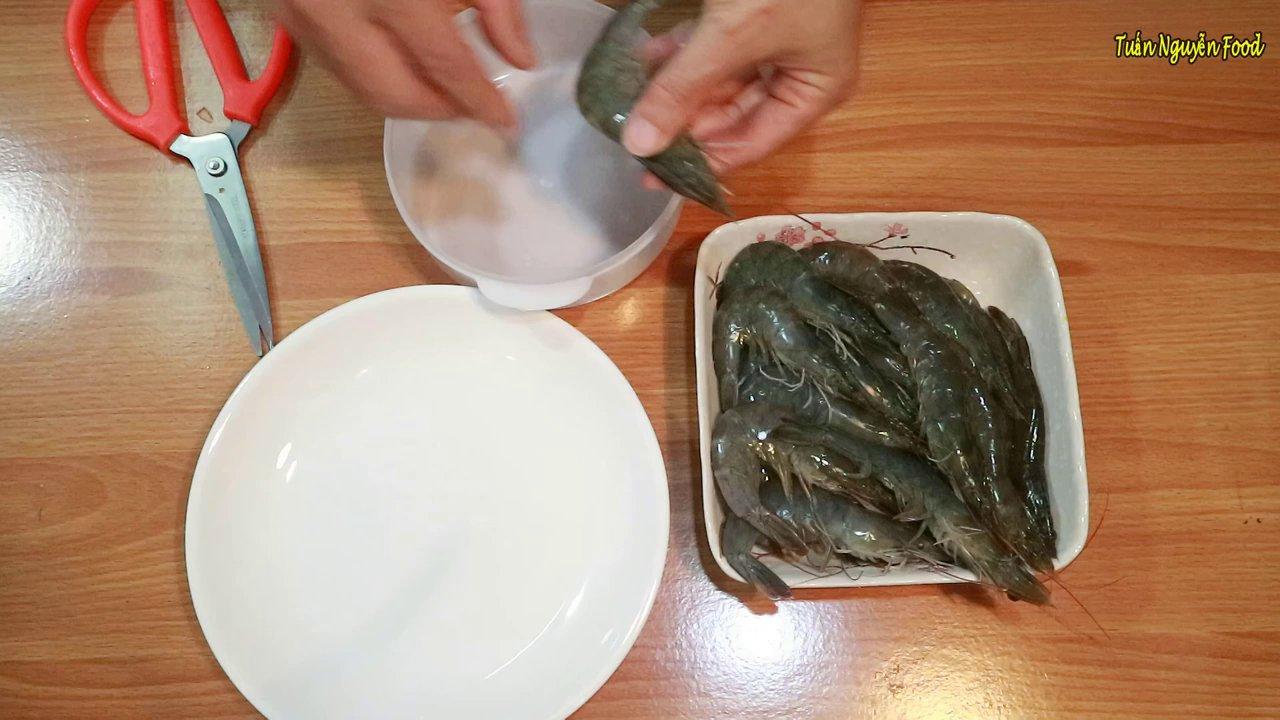 Kỹ thuật lấy thịt và bóc vỏ tôm để chuẩn bị làm chả.