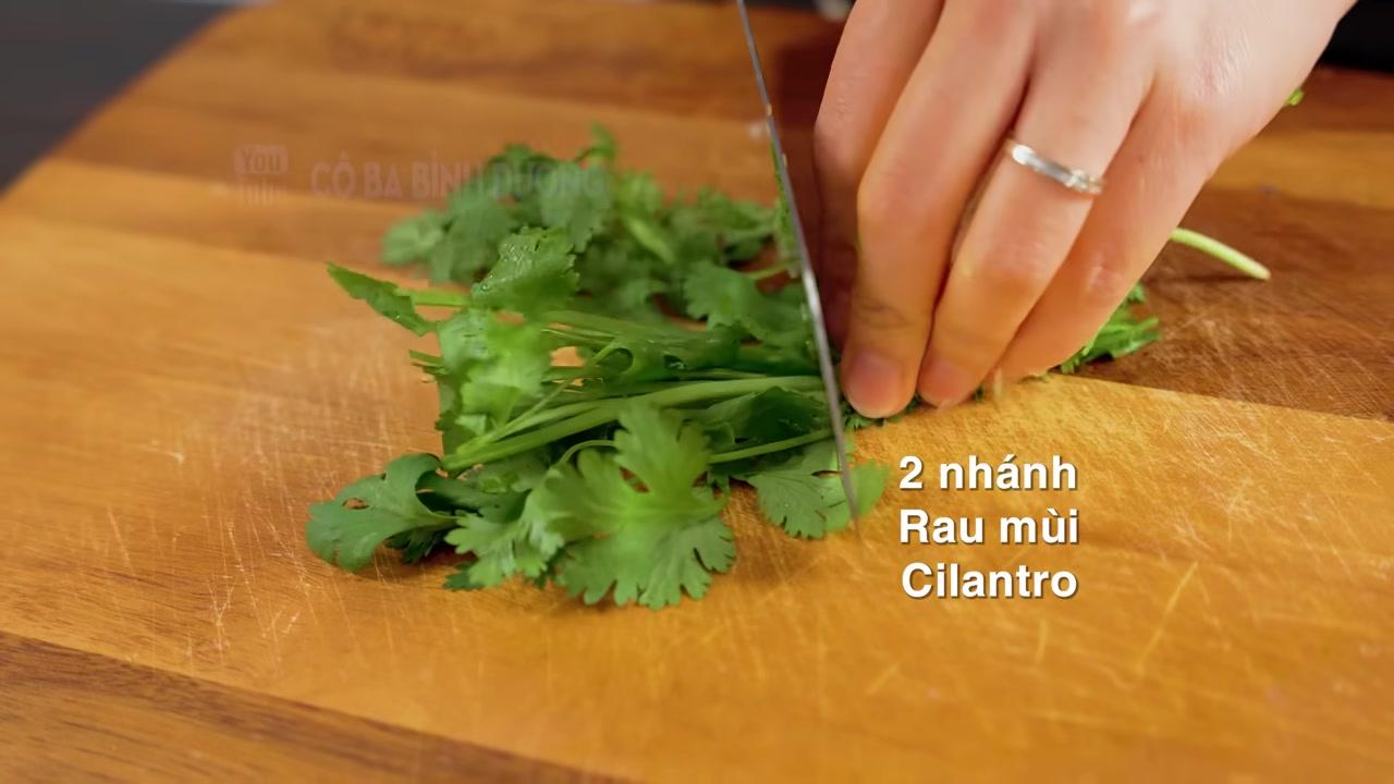 Hành tây và hành tím được nướng thơm để tạo độ ngọt tự nhiên và hương vị đặc trưng cho nước dùng.