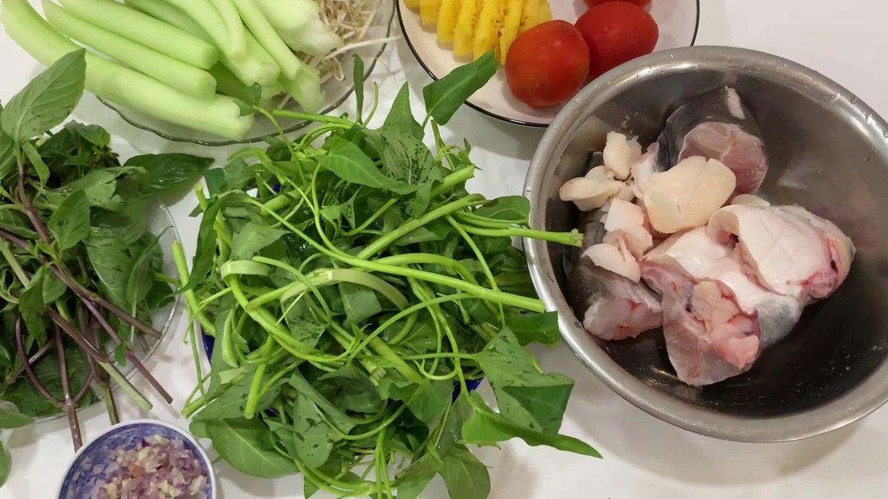 Cá hú được ướp đều với hành tỏi băm và các loại gia vị cơ bản để thấm đều hương vị.