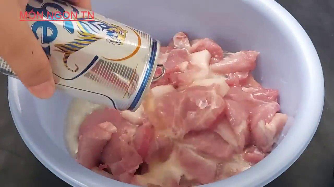 Hỗn hợp gia vị đậm đà với đầy đủ nước mắm, đường, tỏi, hành và sả băm.