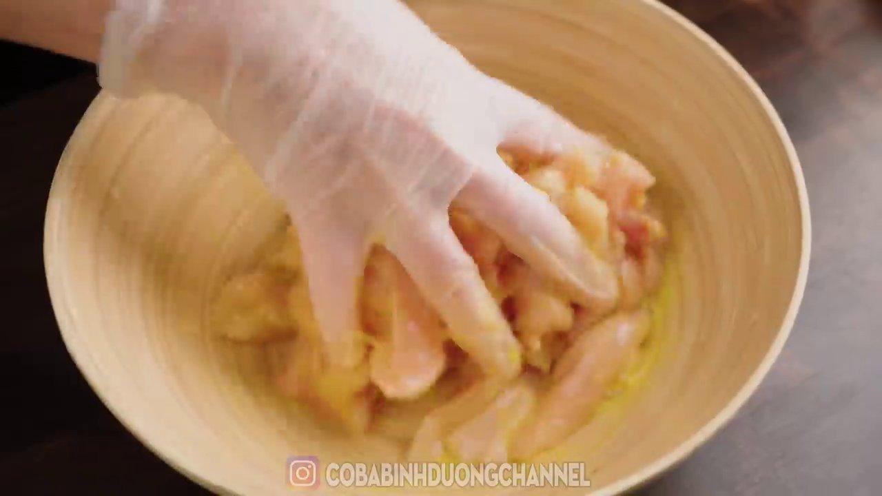 Các nguyên liệu chính như sả bào, tỏi băm và ớt cắt khoanh đã được chuẩn bị sẵn sàng, tạo nên hương vị đặc trưng cho món ăn.