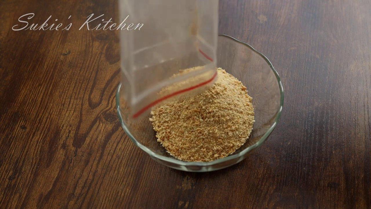 Hỗn hợp bánh quy bơ được nén chặt và phẳng đều trong khuôn.