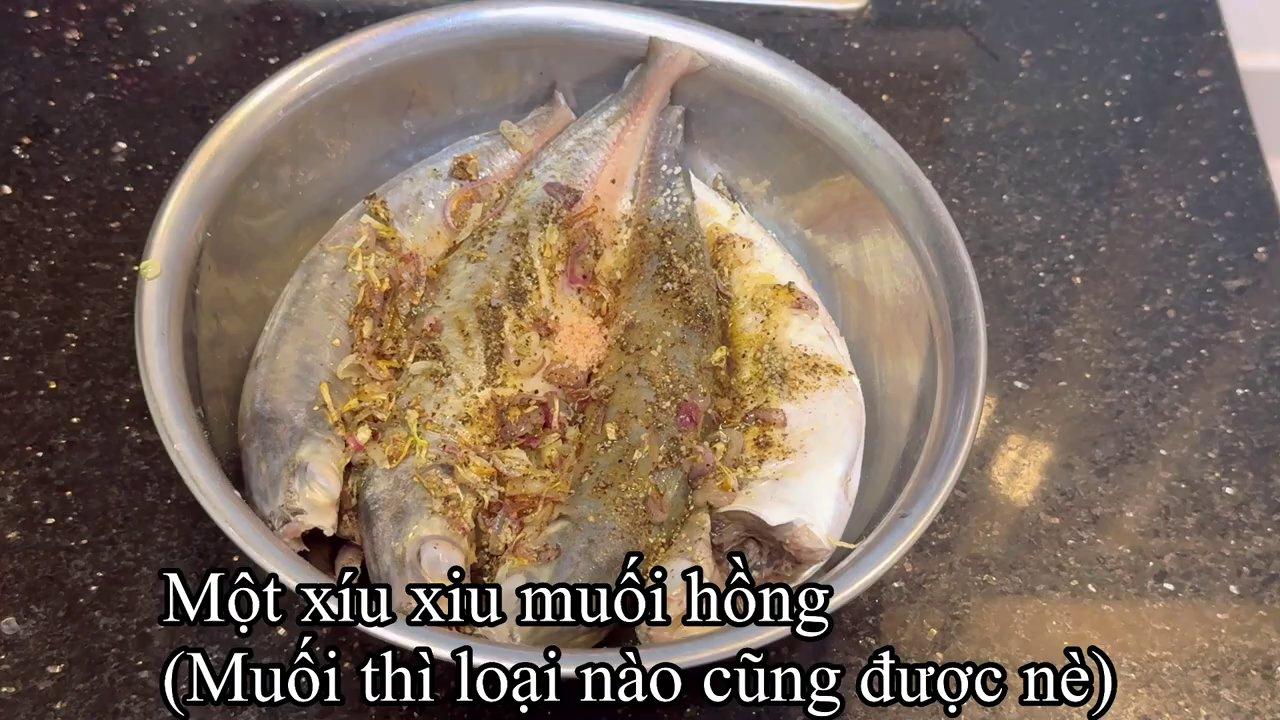 Các nguyên liệu chính đã được sơ chế sạch sẽ: cá nục, củ cải trắng, khóm và cà chua.