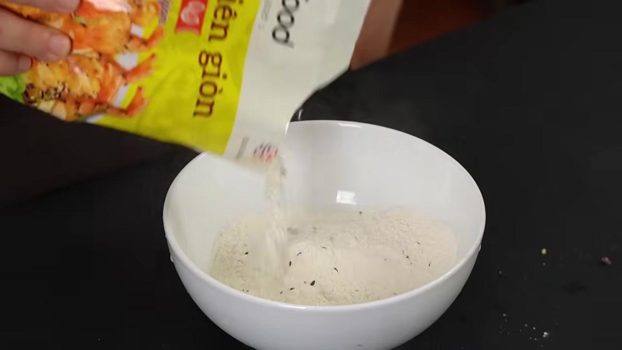 Các nguyên liệu làm nhân chả gồm thịt xay, nấm mèo, hành lá đã được trộn đều và đậm đà.