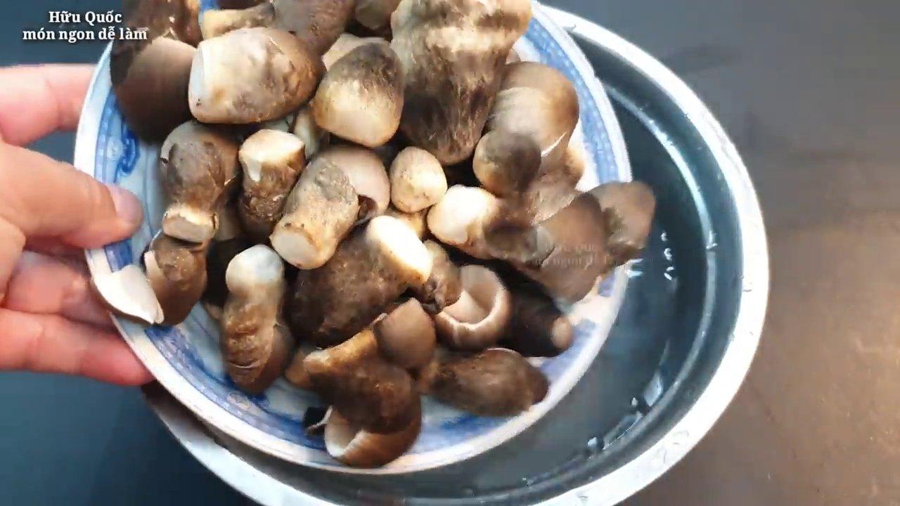 Hột vịt lộn sau khi luộc chín được ngâm nước lạnh để dễ lột vỏ và màng.