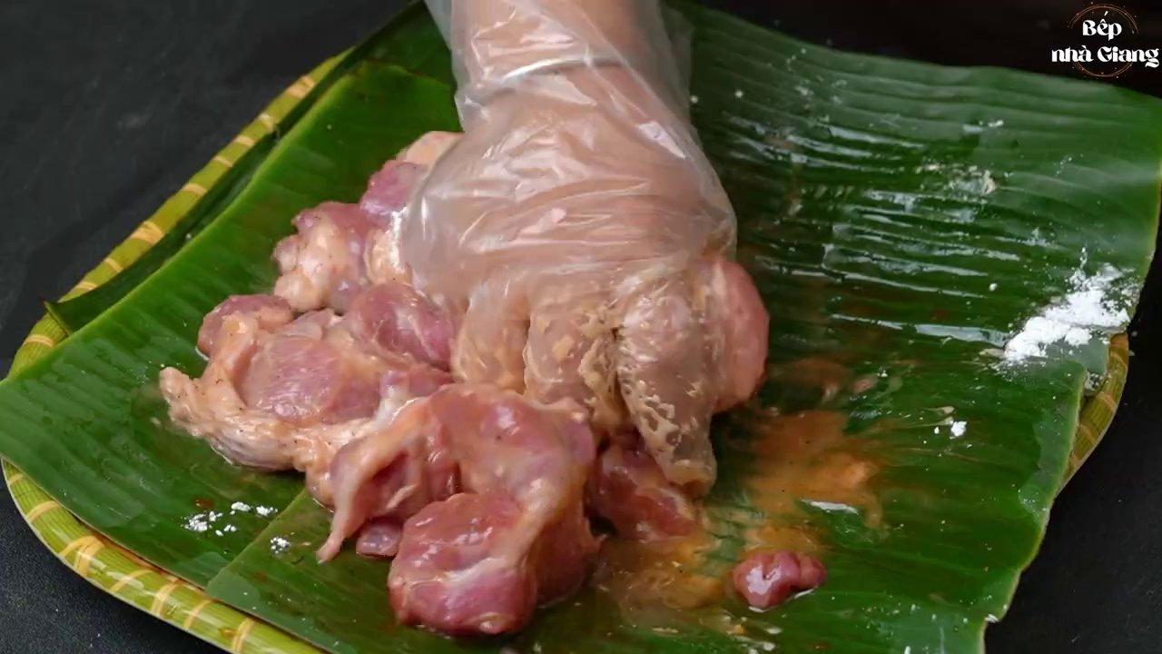 Hỗn hợp gia vị ướp thịt đậm đà với nước tương, mật ong, dầu hào và bột bắp.